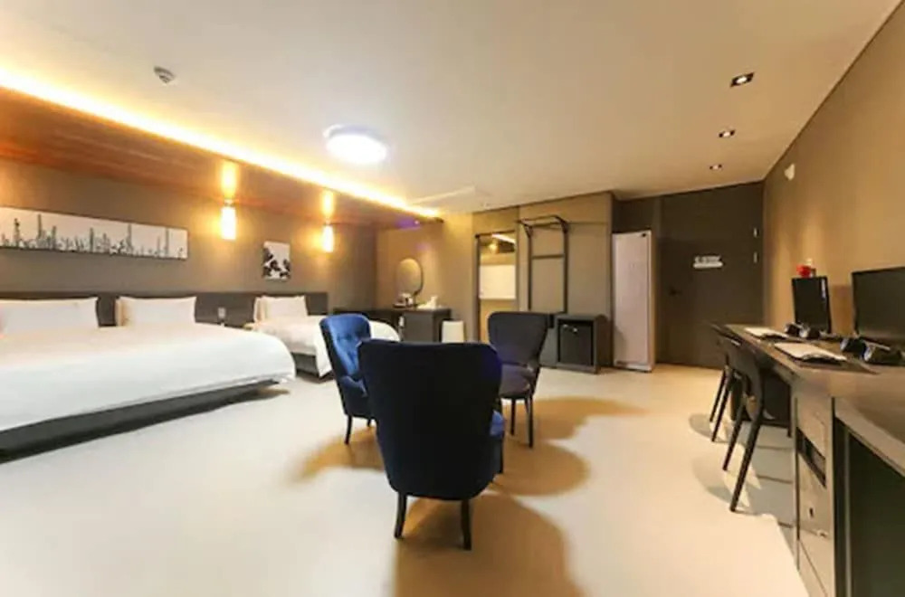 E-Stay Hotel