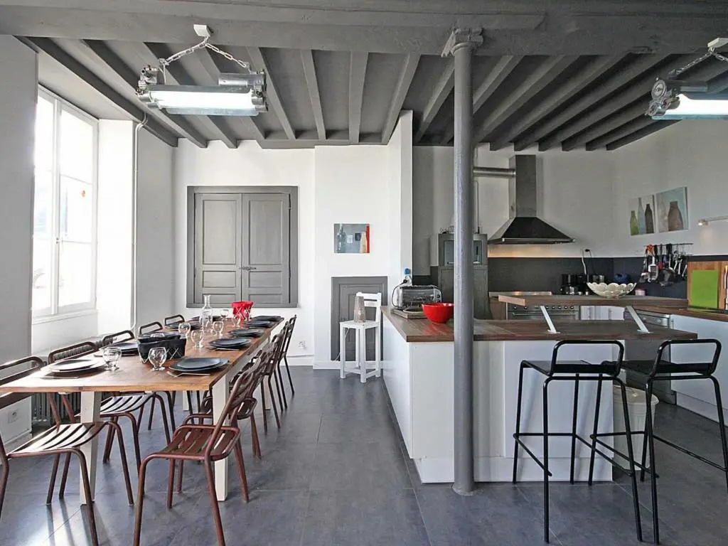 Maison Spacieuse avec Piscine Couverte et Wifi à Laleu - FR-1-497-46