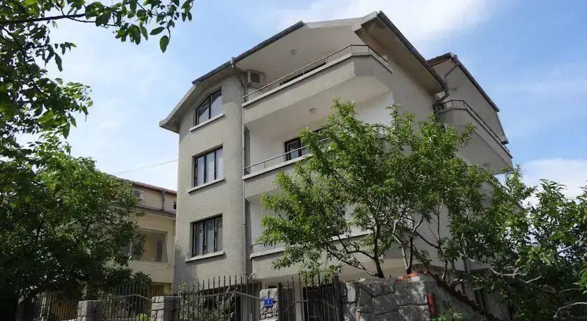 Yanevi Apartments