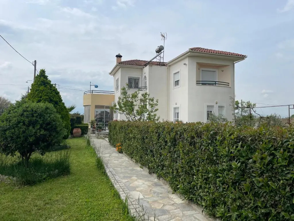 Seaside apartment with private garden
