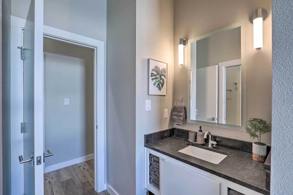 Stylish San Marcos Apt in the Heart of Dwtn!