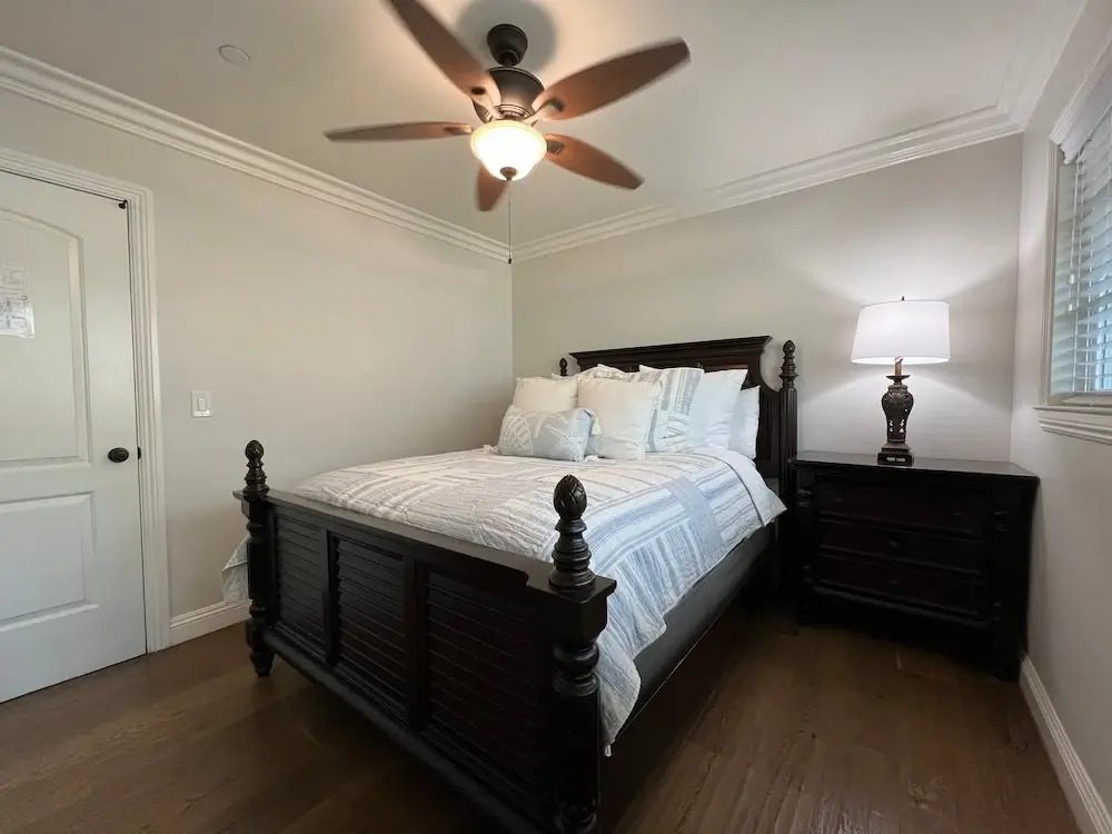 Fantastic 6 bedroom, 4.5 bath home (4 master Suites), pool home