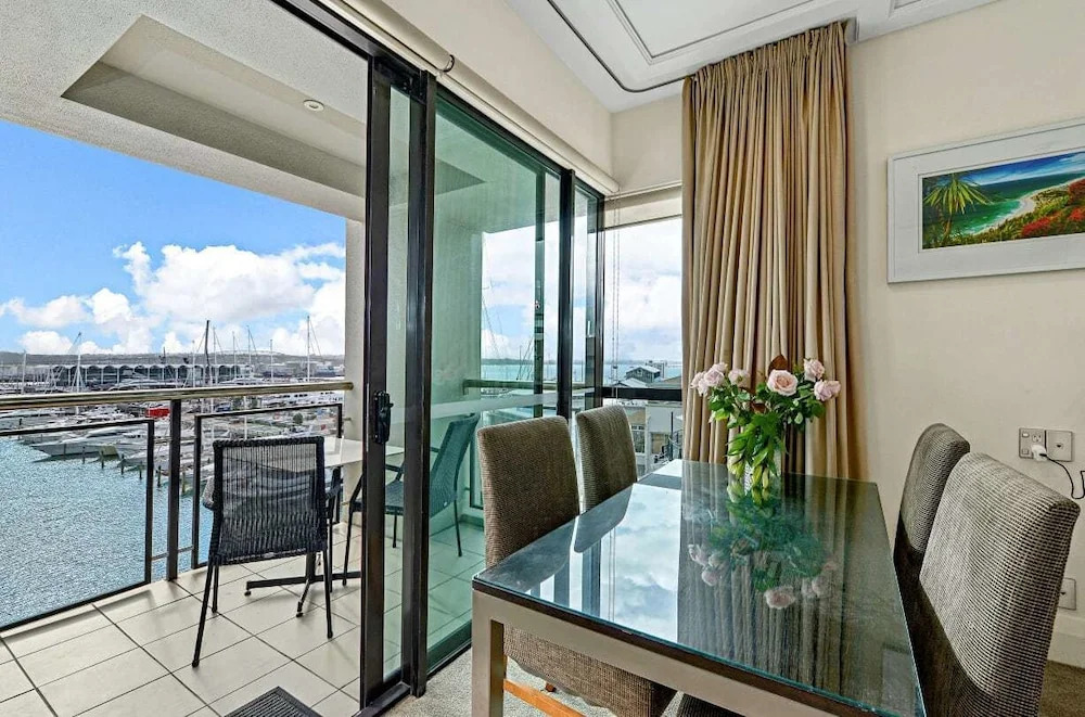 Viaduct Harbour Beauty with Balcony