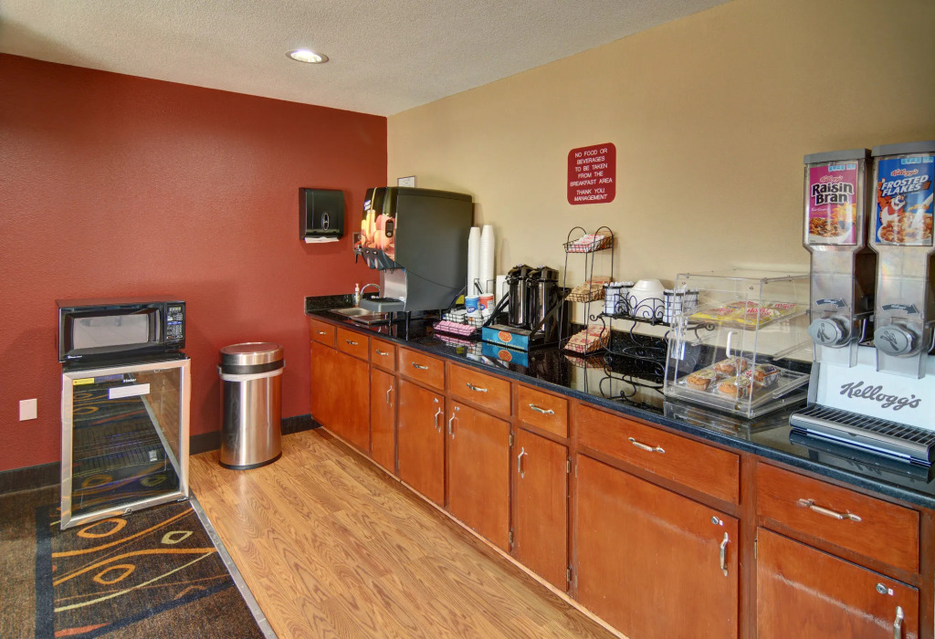 HomeTown Inn & Suites