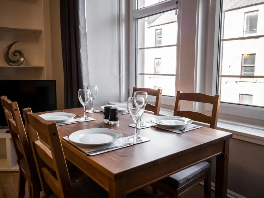 New Superhost Listing: Bright flat nr. University