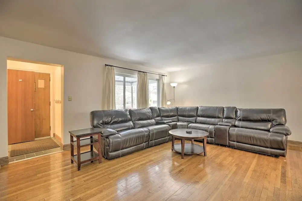 6 Mi to Dtwn: Pittsburgh Townhome w/ Porch