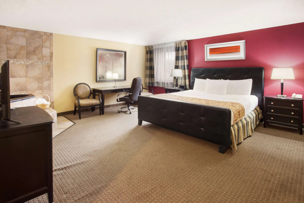 Ramada by Wyndham Bettendorf