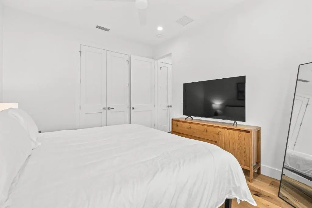 Endless Summer Oasis- Luxury 5br, heated pool, elevator, steps to ocean!