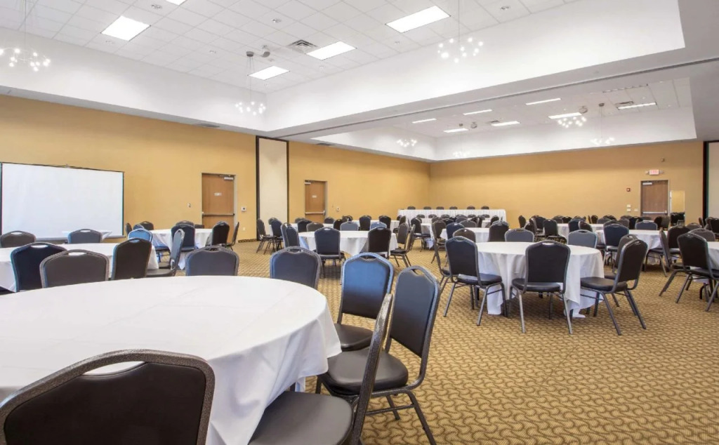 Comfort Suites Johnson Creek Conference Center
