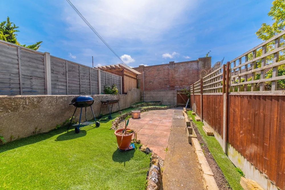 Stylish 3-bed House With Free Parking & Wifi