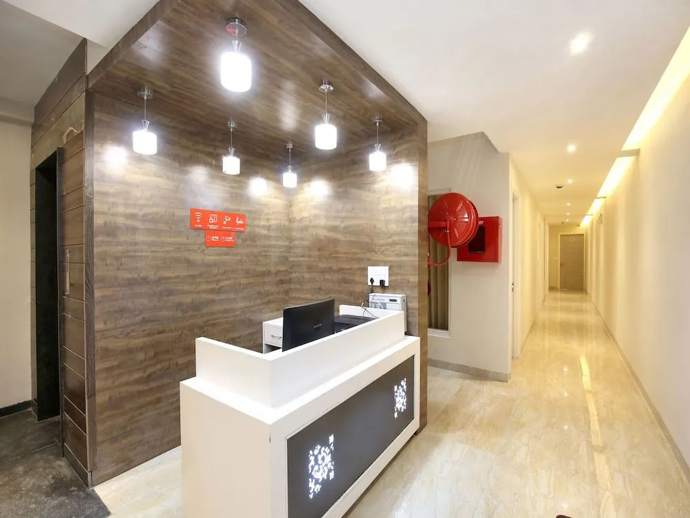 Oyo 17199 Hotel Clg Grand