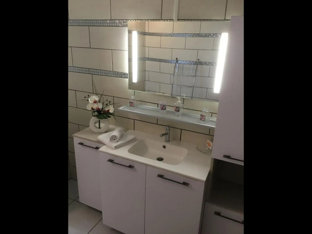 Appartement de 2 chambres avec vue sur la mer jardin clos et wifi a Deshaies a 1 km de la plage