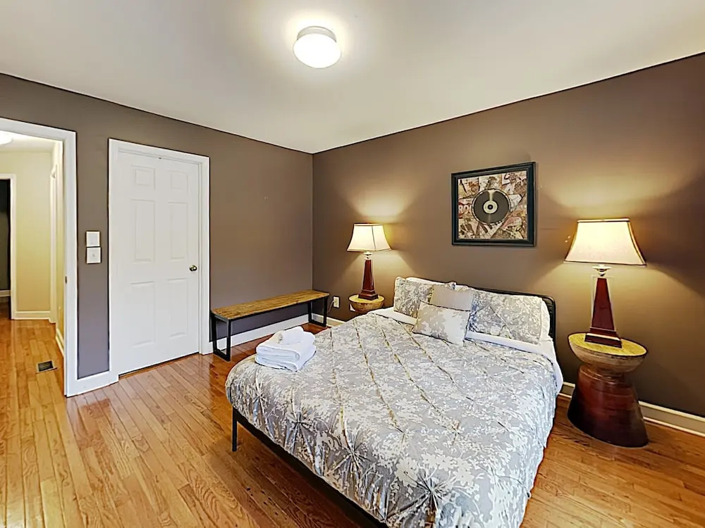 3Br Stylish Cottage East Nashville by RedAwning