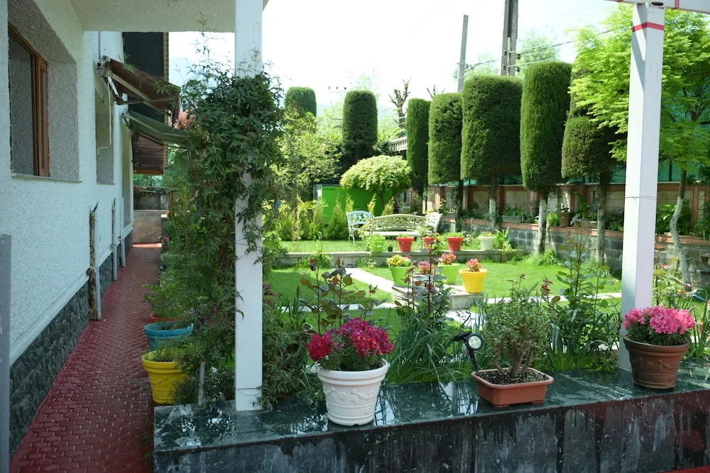 Tree of Life Lakeside Cottage, Srinagar
