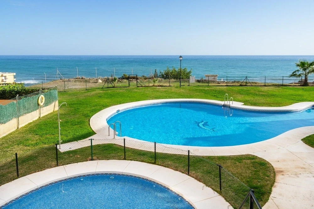 Stunning flat with open pool