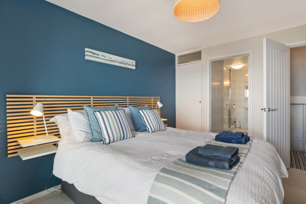 Cystanog Fach - Spectacular Sea Views, Balcony and Terrace, Parking
