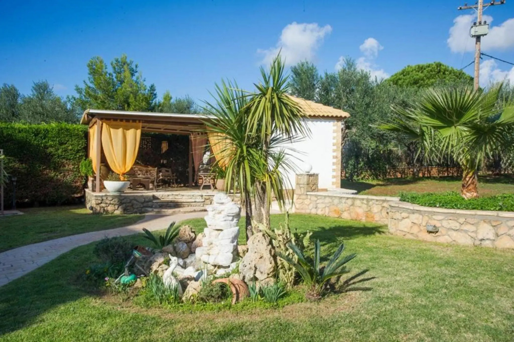 Comfy Nest in a Garden 1 5km to the Sandy Beach