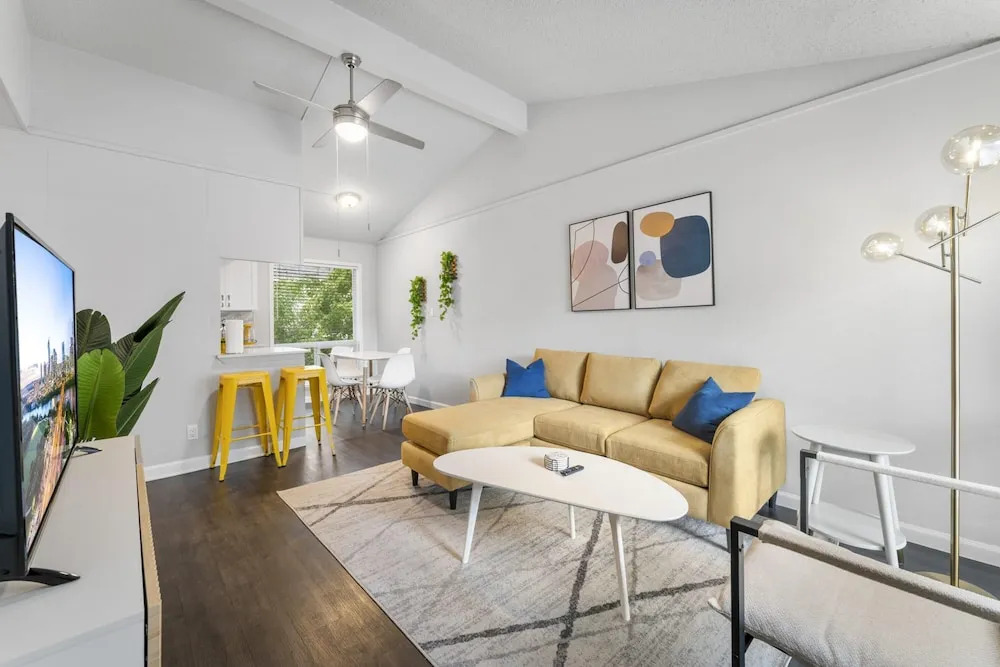 Prime Soco Chic 2BR King Suite w Pool Parking