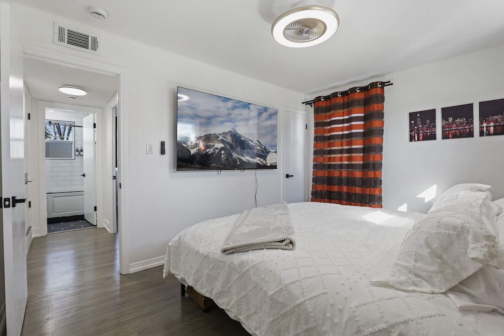 Modern Home Near Rosemont/allstate Arena O'hare 3 Bedroom Home