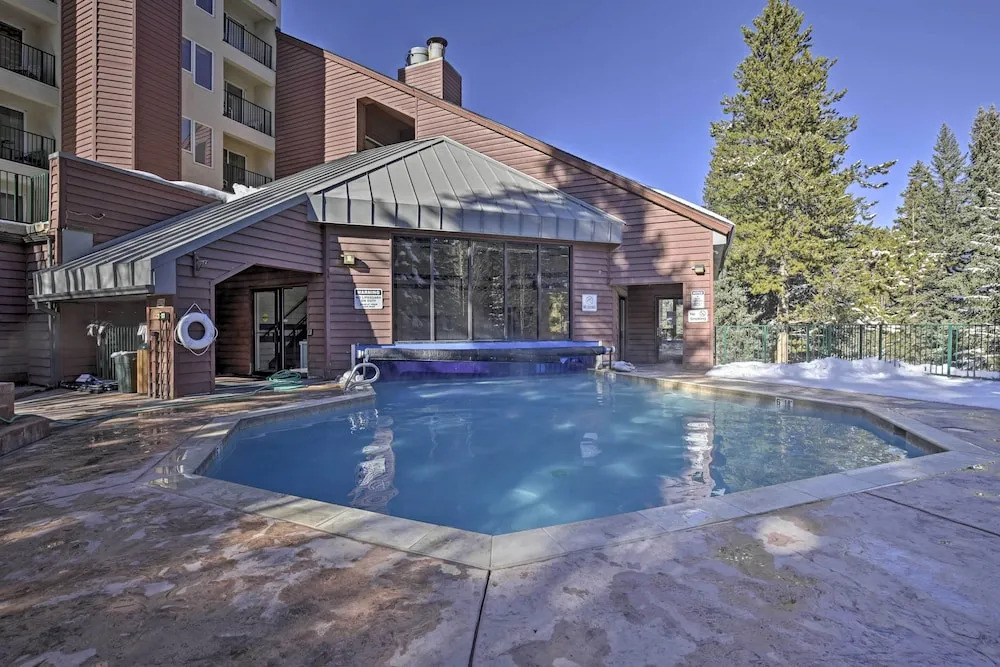 Cozy Ski-in/out Winter Park Studio w/ Hot Tubs!