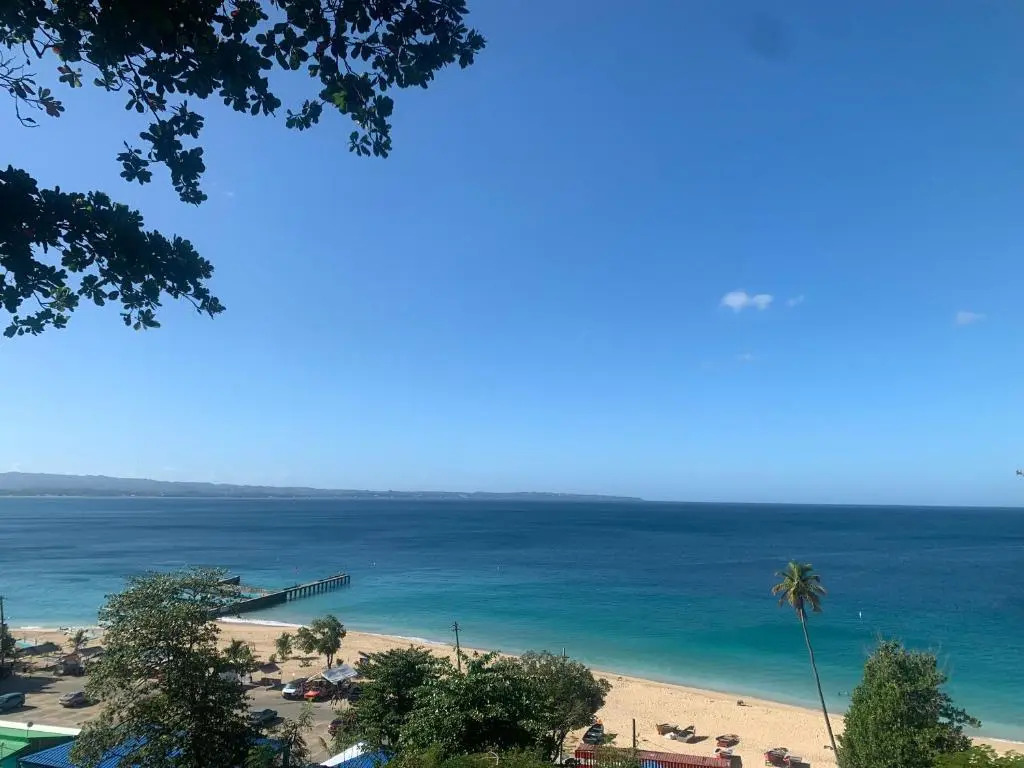 Aguadilla Waves Apt with electricity water AC WIFI 8 minute walk from Crashboat beach