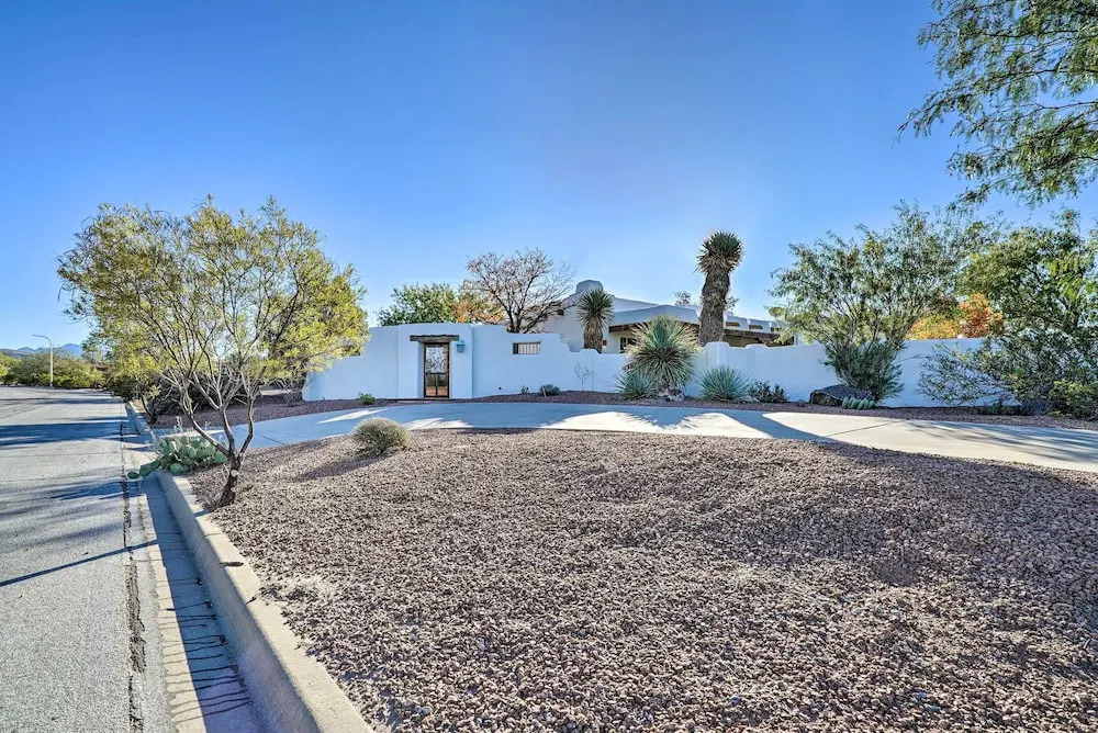 Las Cruces Home La Casa Blanca w/ Courtyard