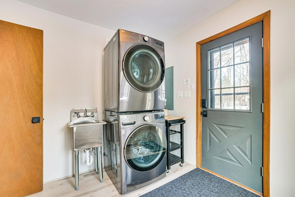 Roscommon Chalet w/ Hot Tub Near Higgins Lake!