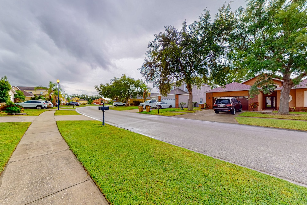 Sunlit Serenity Oasis House in Kissimmee With Private Pool, Pool Table, Tennis