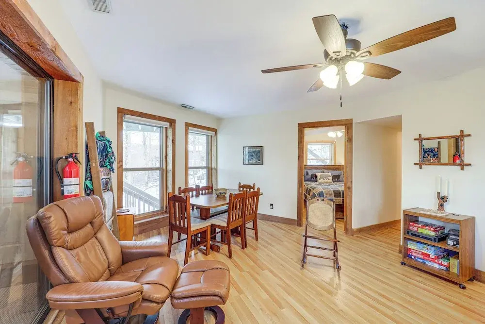 1/2 Mi to Skiing! Beech Mountain Cabin w/ Deck