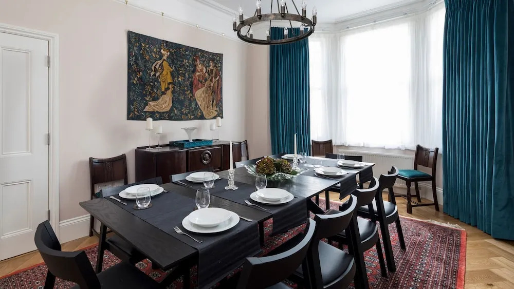 5BR Family Home in Leafy SW London