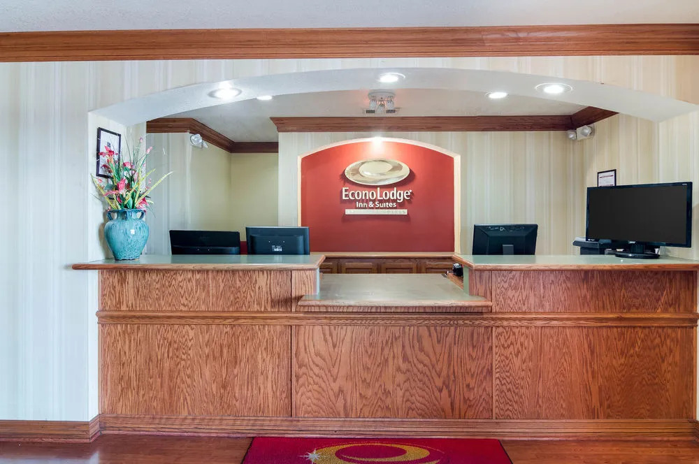 Econo Lodge Inn and Suites Arlington