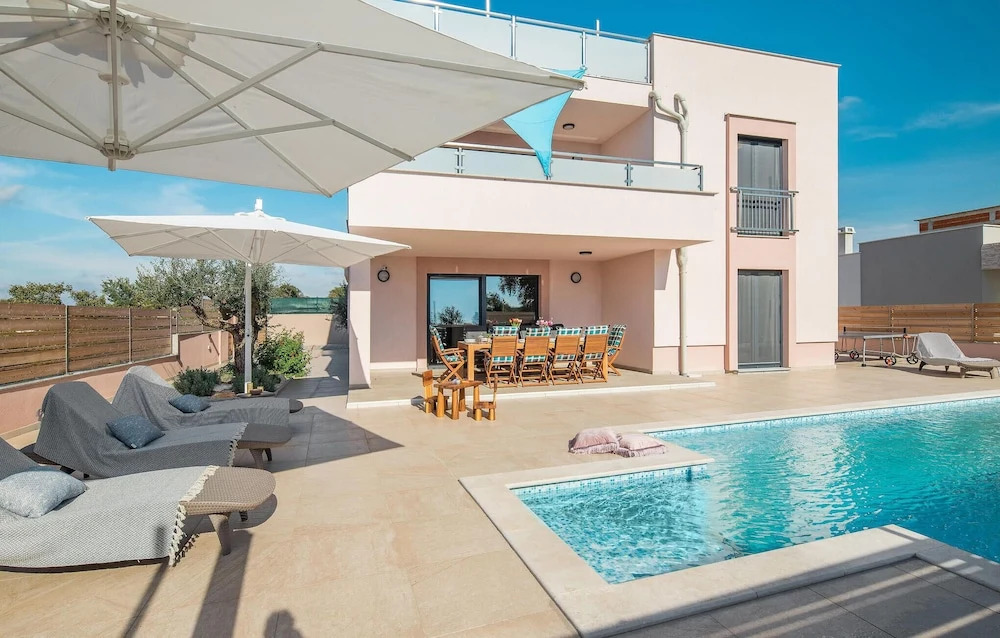 Amazing Home in Fazana with Outdoor Swimming Pool, Hot Tub & 4 Bedrooms