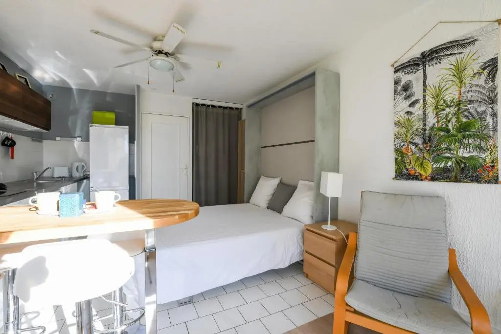 Grand Studio lumineux, piscine, quartier authentique