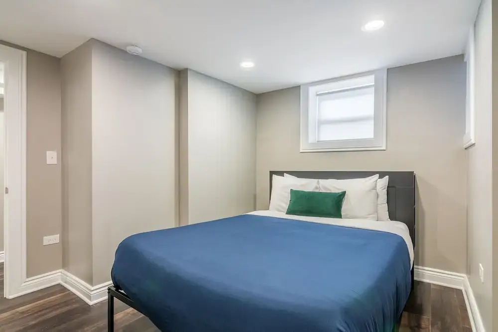 Perfect Lincoln Park Retreat Walk to DePaul by AllSet Turnover
