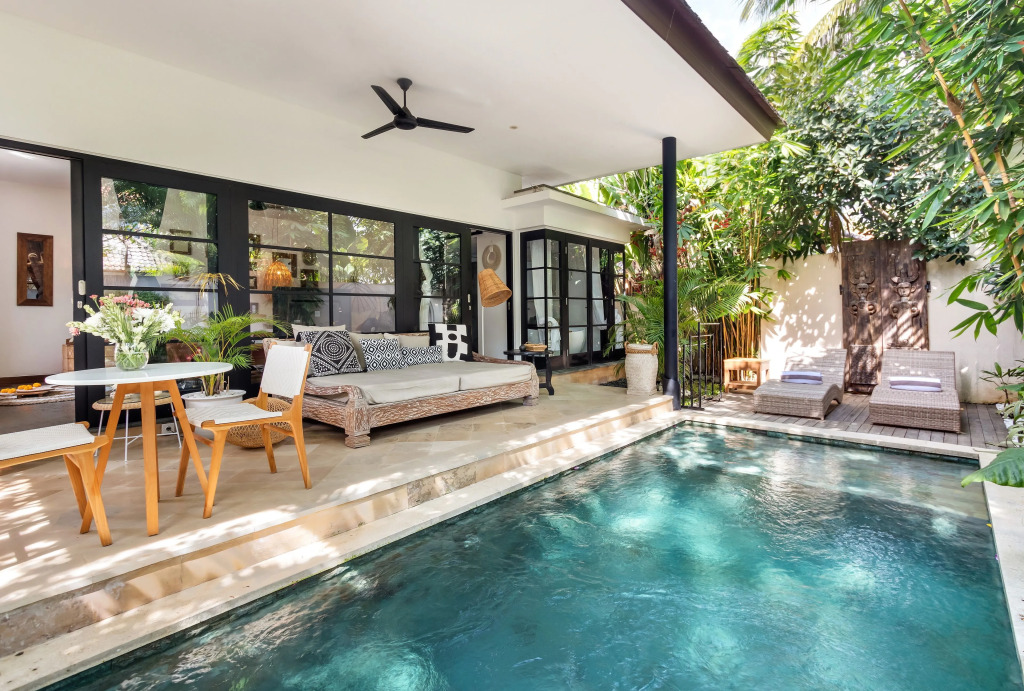 Villa Lora by Villa Finder