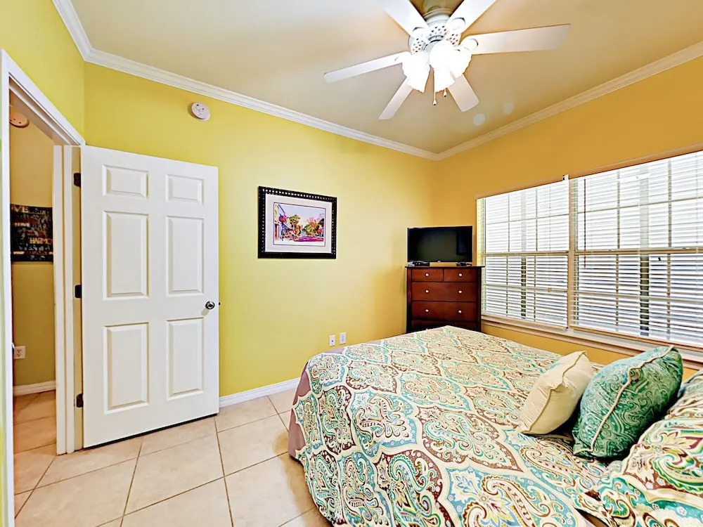 Ranch-style W/ Pool & Screened Patio 3 Bedroom Condo