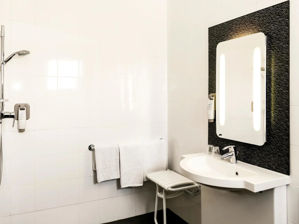 ibis Orange Centre Echangeur A7 A9