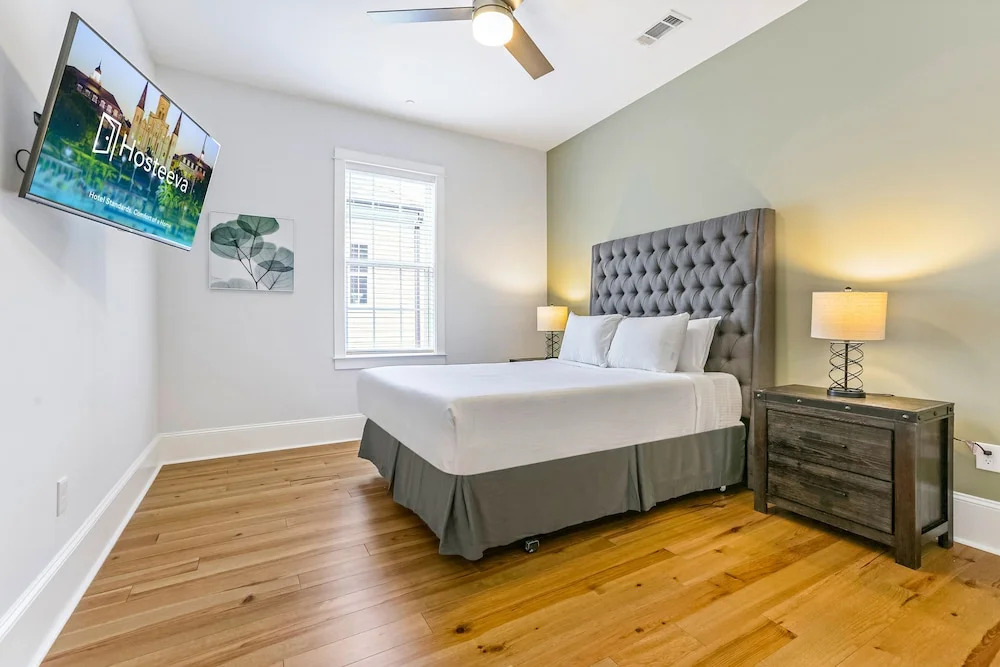 Chic 4 BR Condo - Large Pool - Perfect Location