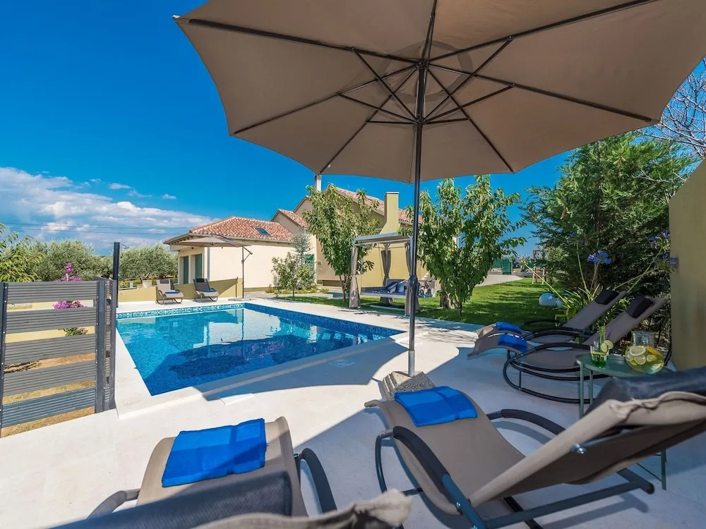 Elegant 4 Bedroom Villa With Private Swimming Pool, Nice Garden, Tennis Court