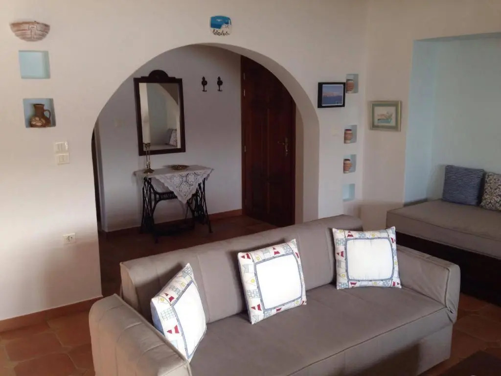 Pleoussa Studio and Apartments