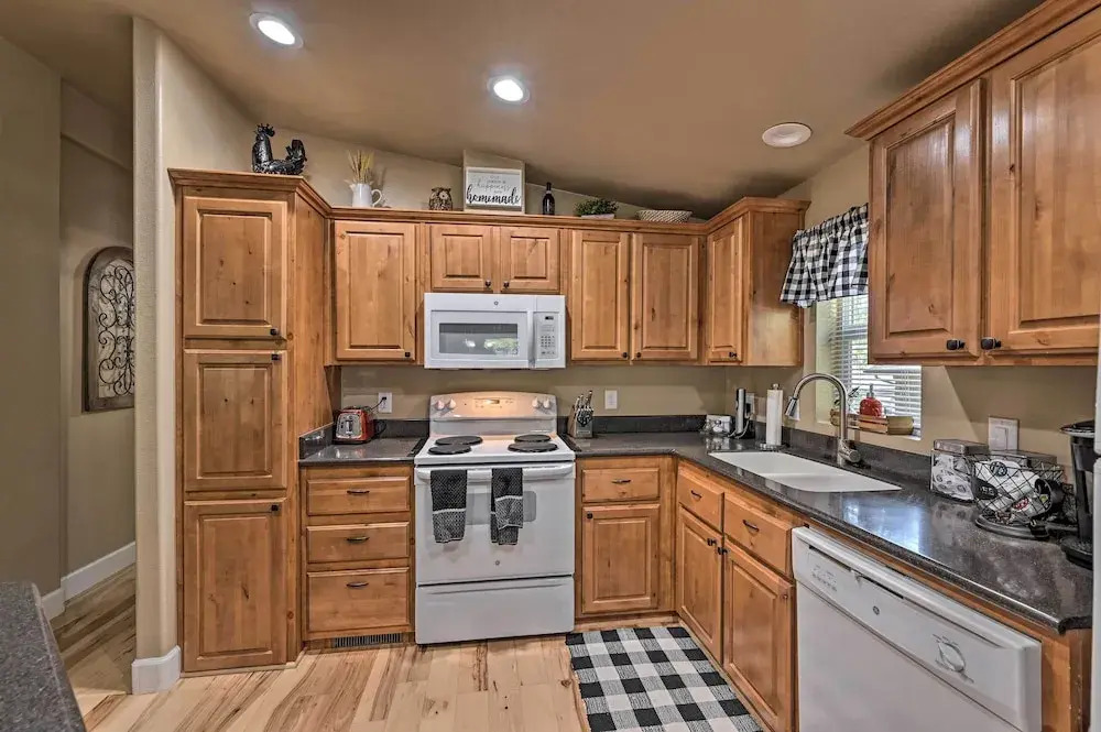 Near Hiking: Munds Park Cabin w/ Deck & Yard