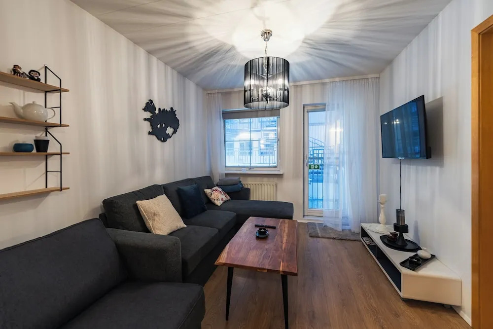 LL Properties - H99 Main Street Stay