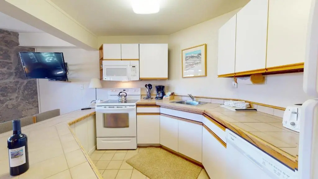Laurelwood Condominiums Studio Deluxe Unit 107