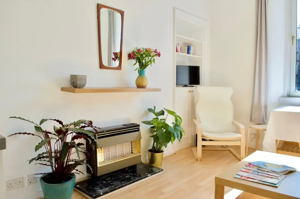 Bright 1 Bedroom Flat Near Leith