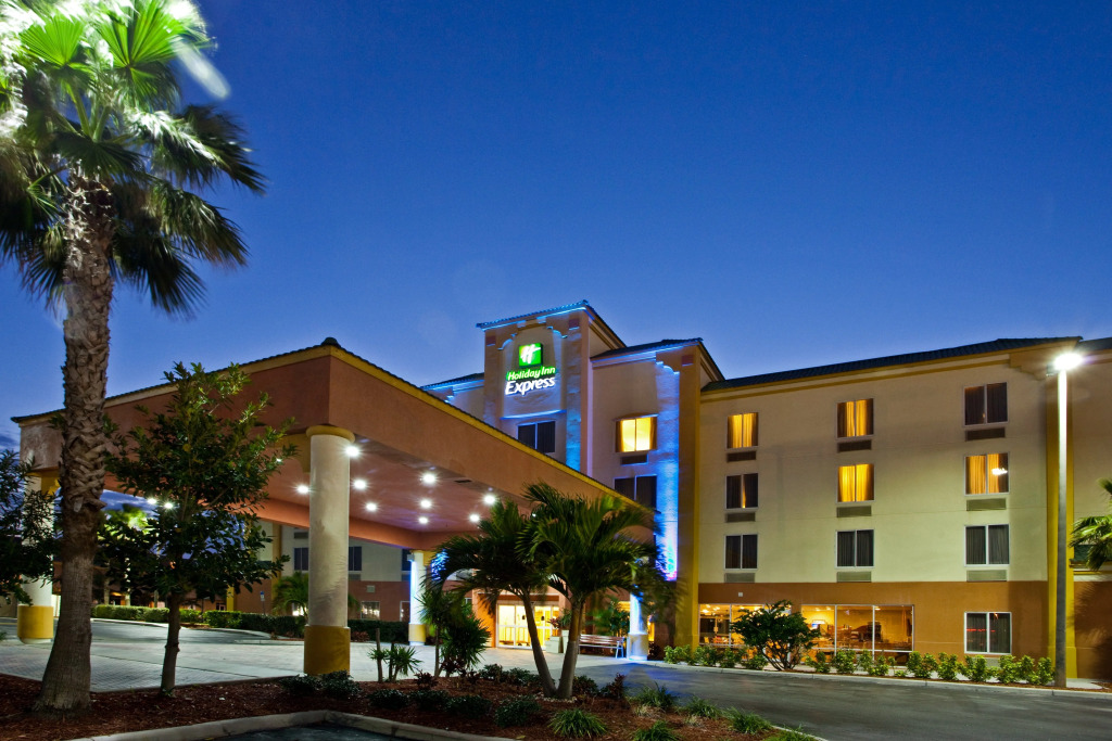 Holiday Inn Express Hotel & Suites Cocoa Beach by IHG