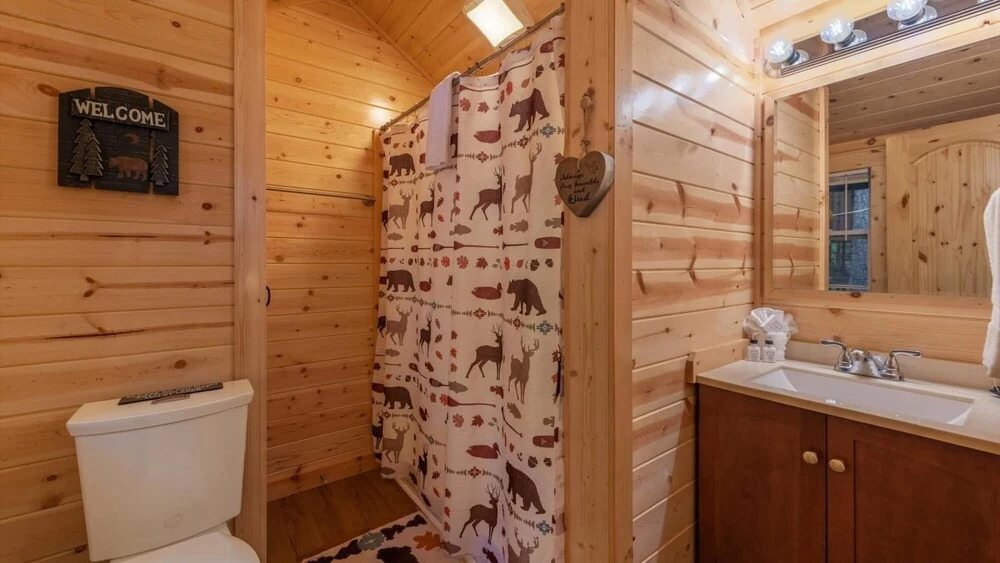 Hideaway Cabin on the Creek With Hot tub and More