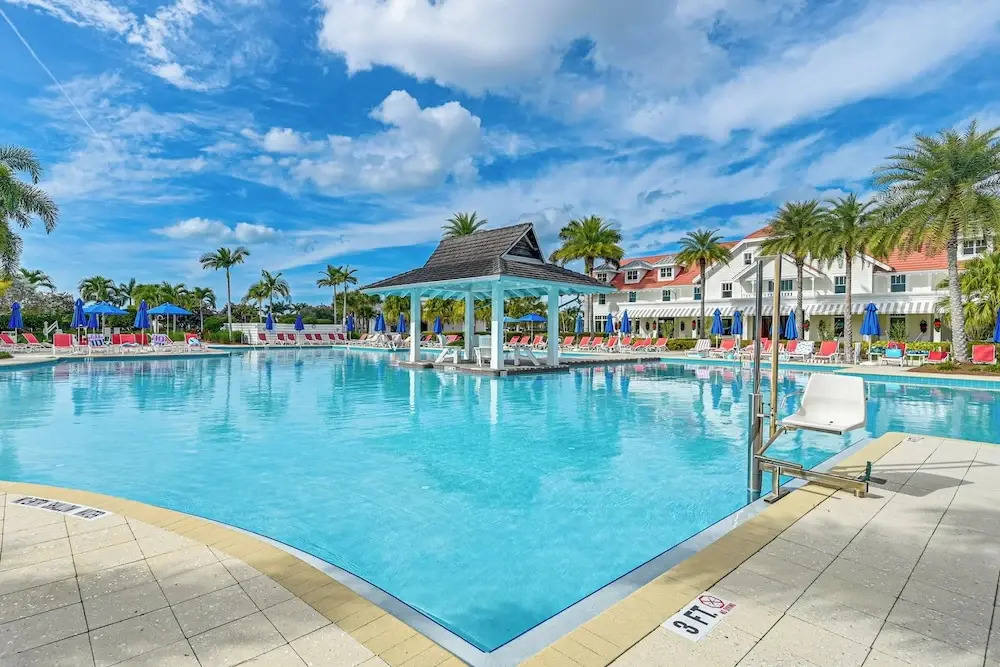 3 Mi to Naples Beach! Couple's Resort Getaway