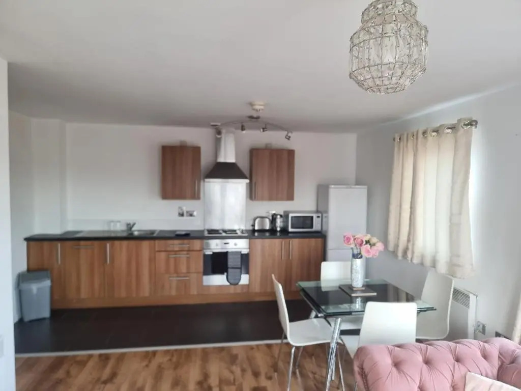 Impeccable 2-bed Apartment in Salford