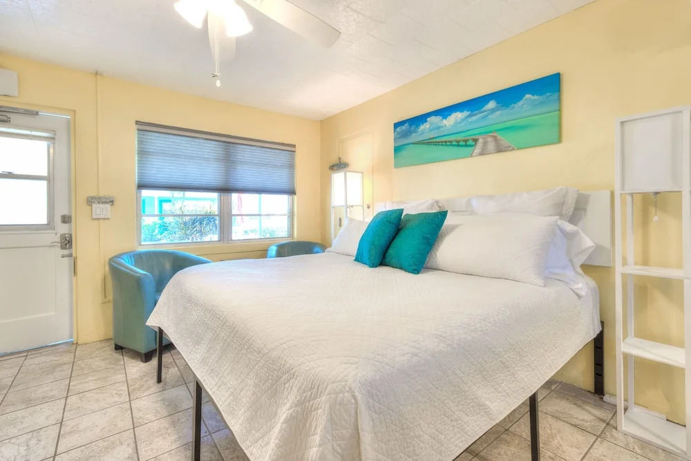 Tropic Terrace #22 - Beachfront Rental Studio Bedroom Condo by Redawning
