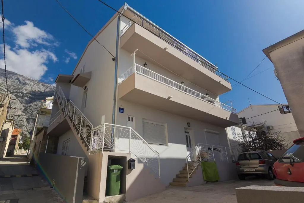 Apartment and room Marin Makarska